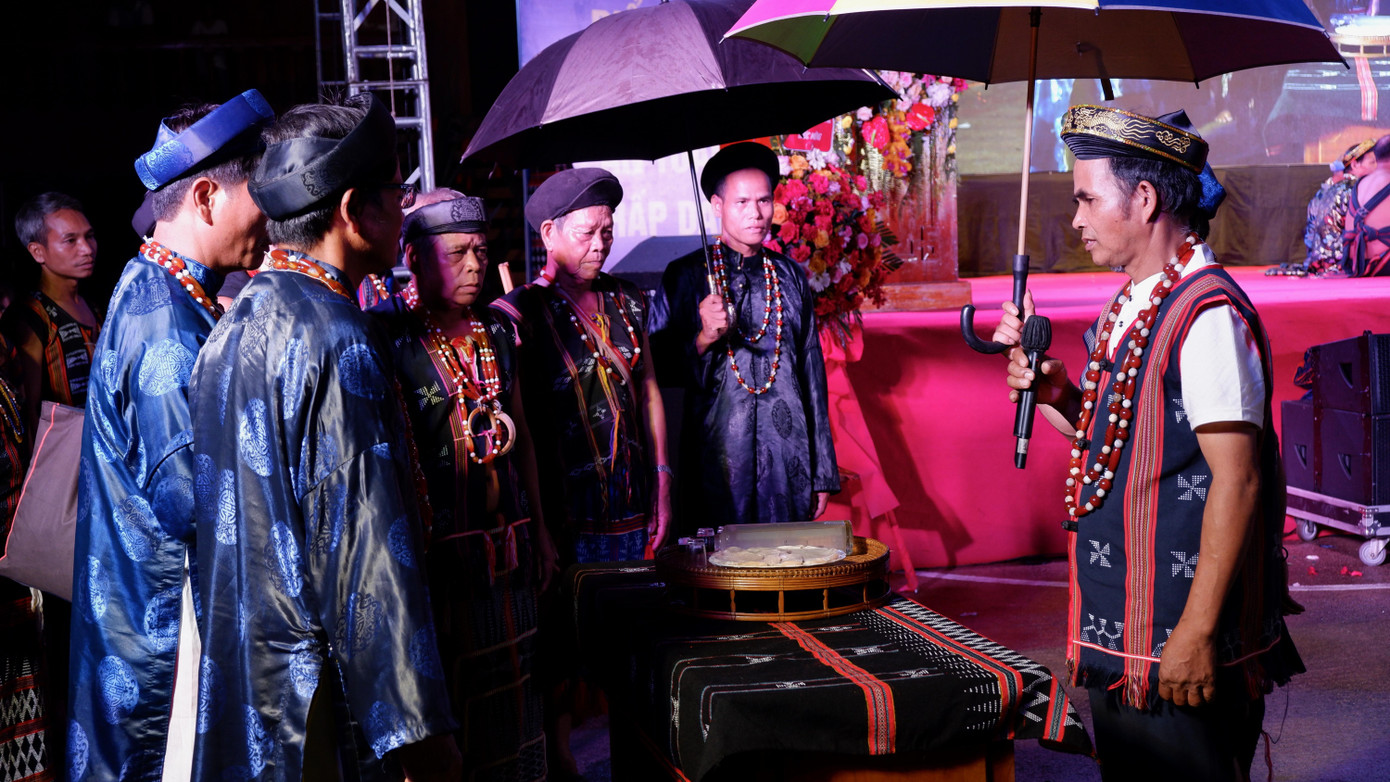 Nghi lễ truyền thống nhận lễ vật giữa 2 làng trong lễ kết nghĩa của người Cơ Tu.