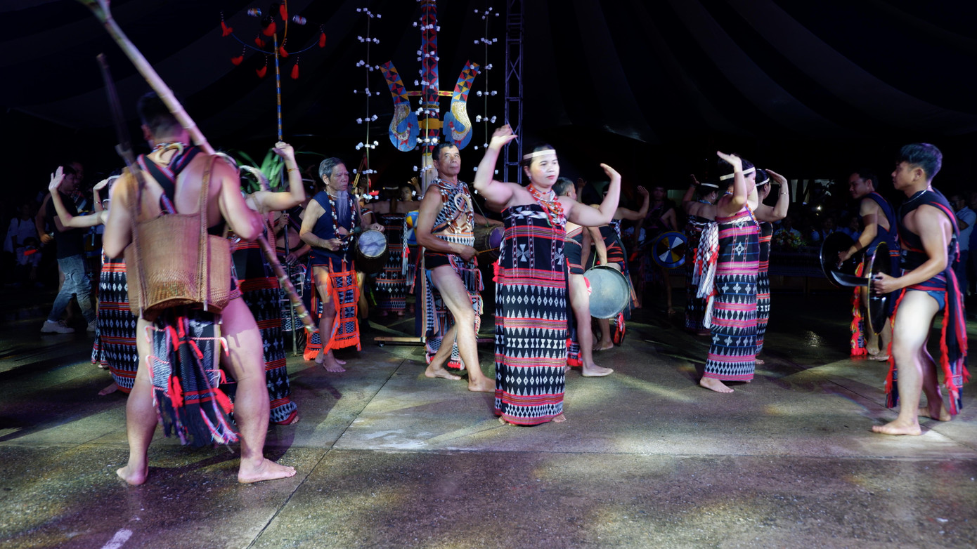 Dân làng cùng nhảy múa trong điệu cồng chiêng, khèn, trống vui nhộn.