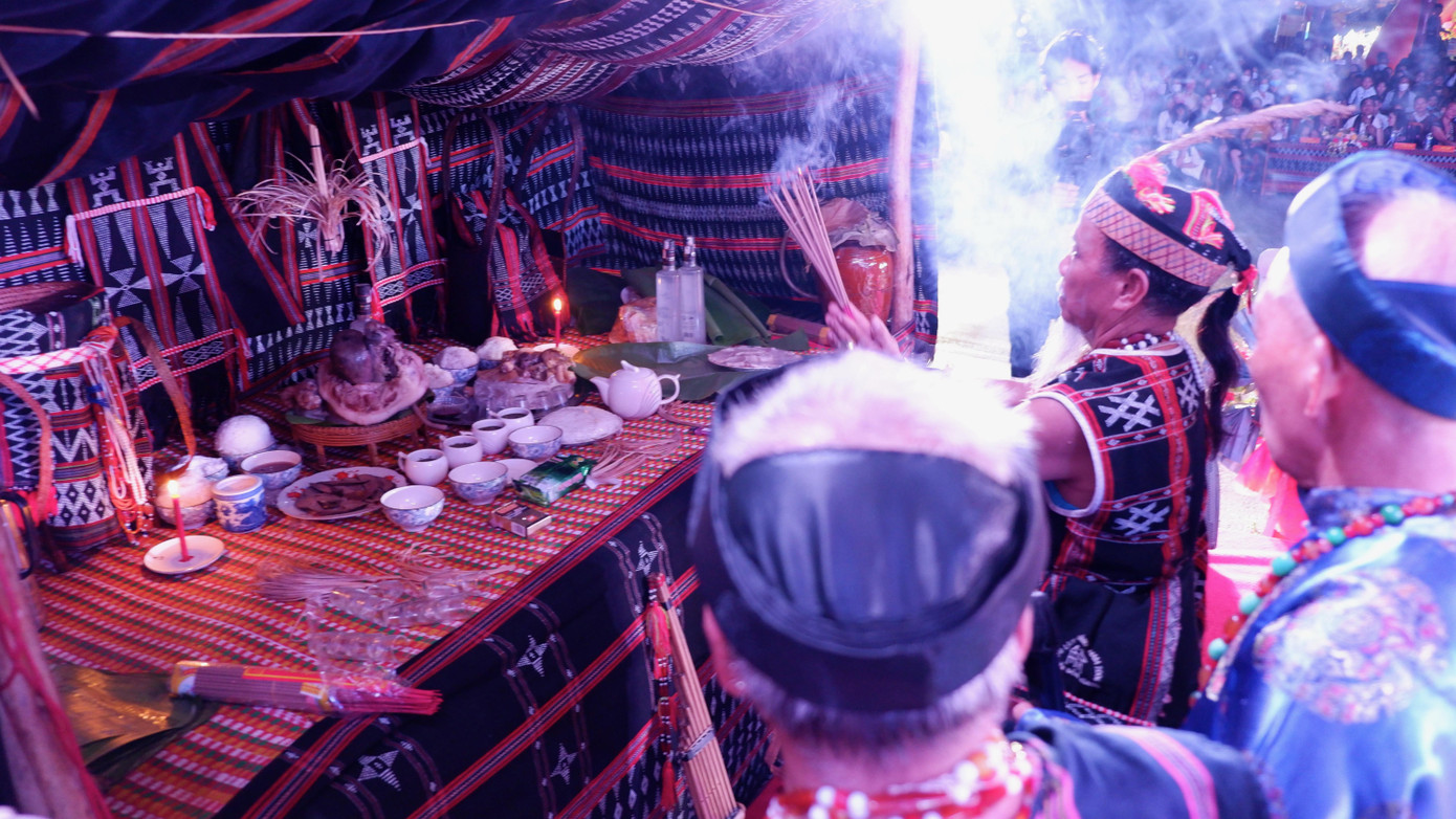 Các già làng lớn tuổi, uy tín nhất của hai làng đứng ra cúng, khấn thần linh. Sau khi thực hiện thủ tục cúng, hai bên mời rượu cho nhau để thần linh chứng kiến từ hôm nay hai làng đã trở thành bạn bè thân hữu, không để xảy ra bất cứ mâu thuẫn, có khó khăn hoạn nạn cùng nhau giúp đỡ, luôn thể hiện tình keo sơn, đoàn kết, gắn bó. Đồng thời cùng nhau phát triển kinh tế, xóa đói giảm nghèo.