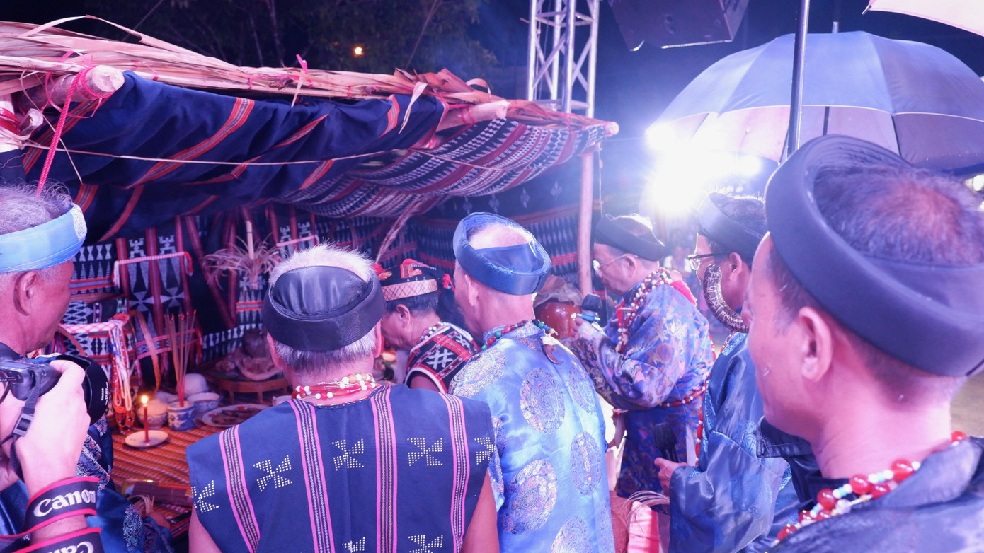 Sau khi đã nói lý, hát lý xong, hai bên tổ chức cúng báo với Giàng, thần linh, trời, đất về việc hai bên tổ chức kết nghĩa. Lễ vật cúng được bày ra mâm và tổ chức cúng tại lều cúng được chuẩn bị trước.