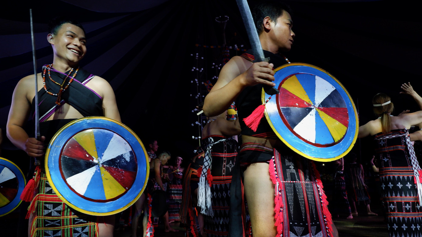 Những chàng trai Cơ Tu lực lưỡng trong trang phục truyền thống nhảy múa trong tiếng cồng chiêng vang vọng núi rừng.