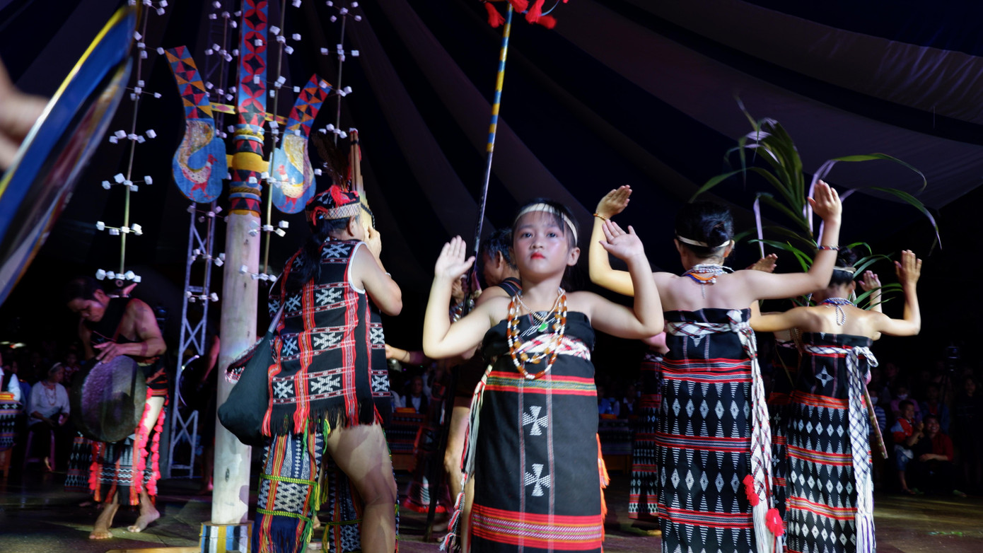 Trẻ em Cơ Tu say sưa trong điệu múa truyền thống của dân tộc mình.