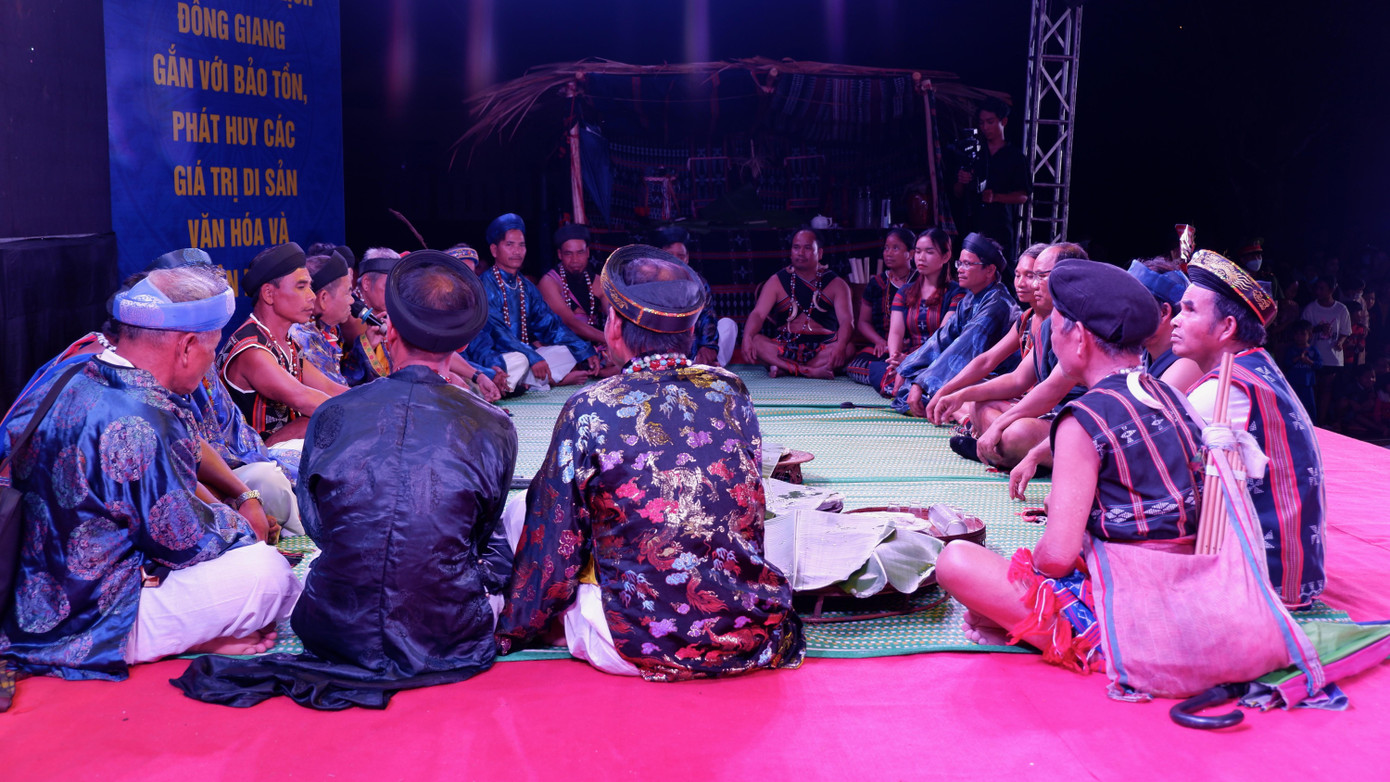 Tối ngày 16/7, tại huyện Đông Giang (Quảng Nam) chương trình lễ hội Ngày đoàn kết người Cơ Tu đã được tổ chức. Tại đây, lễ kết nghĩa của đồng bào Cơ Tu đã được tái hiện đặc sắc, thu hút đông đảo người dân và du khách dõi theo.