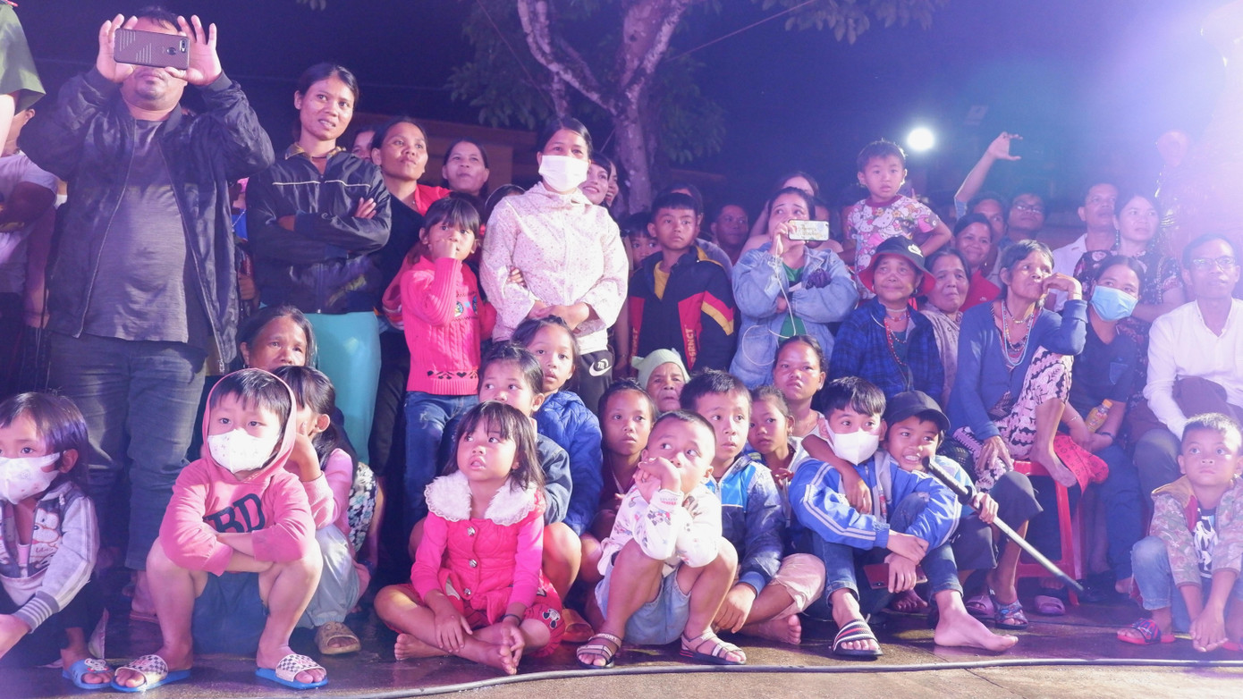 Người dân say sưa theo dõi lễ hội Ngày đoàn kết của người Cơ Tu. Ông AVô Tô Phương, Chủ tịch UBND huyện Đông Giang cho biết: Ngày hội đoàn kết Cơ Tu có sức lan tỏa, sẽ là động lực mạnh mẽ trong việc bảo tồn, phát triển các giá trị văn hóa truyền thống Cơ Tu gắn với phát triển du lịch góp phần phát triển kinh tế- xã hội của địa phương. "Những lễ hội truyền thống sẽ là những sản phẩm du lịch đặc sắc dành cho du khách yêu thích khám phá, trải nghiệm cuộc sống vùng cao", ông Phương cho biết.