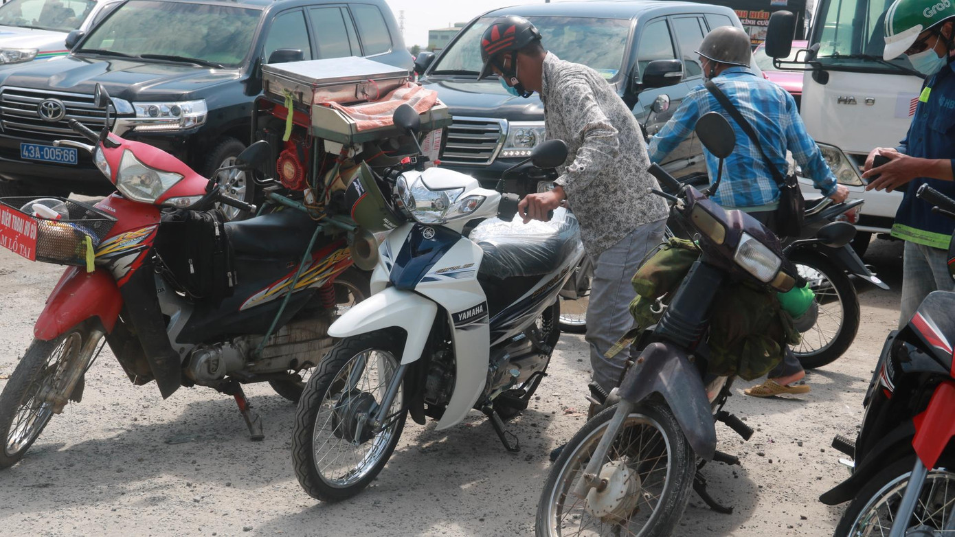 Có xe mới trên đường về quê, nhiều người dân rất bất ngờ, vui mừng và cảm động. Có xe mới trên đường về quê, nhiều người dân rất bất ngờ, vui mừng và cảm động.