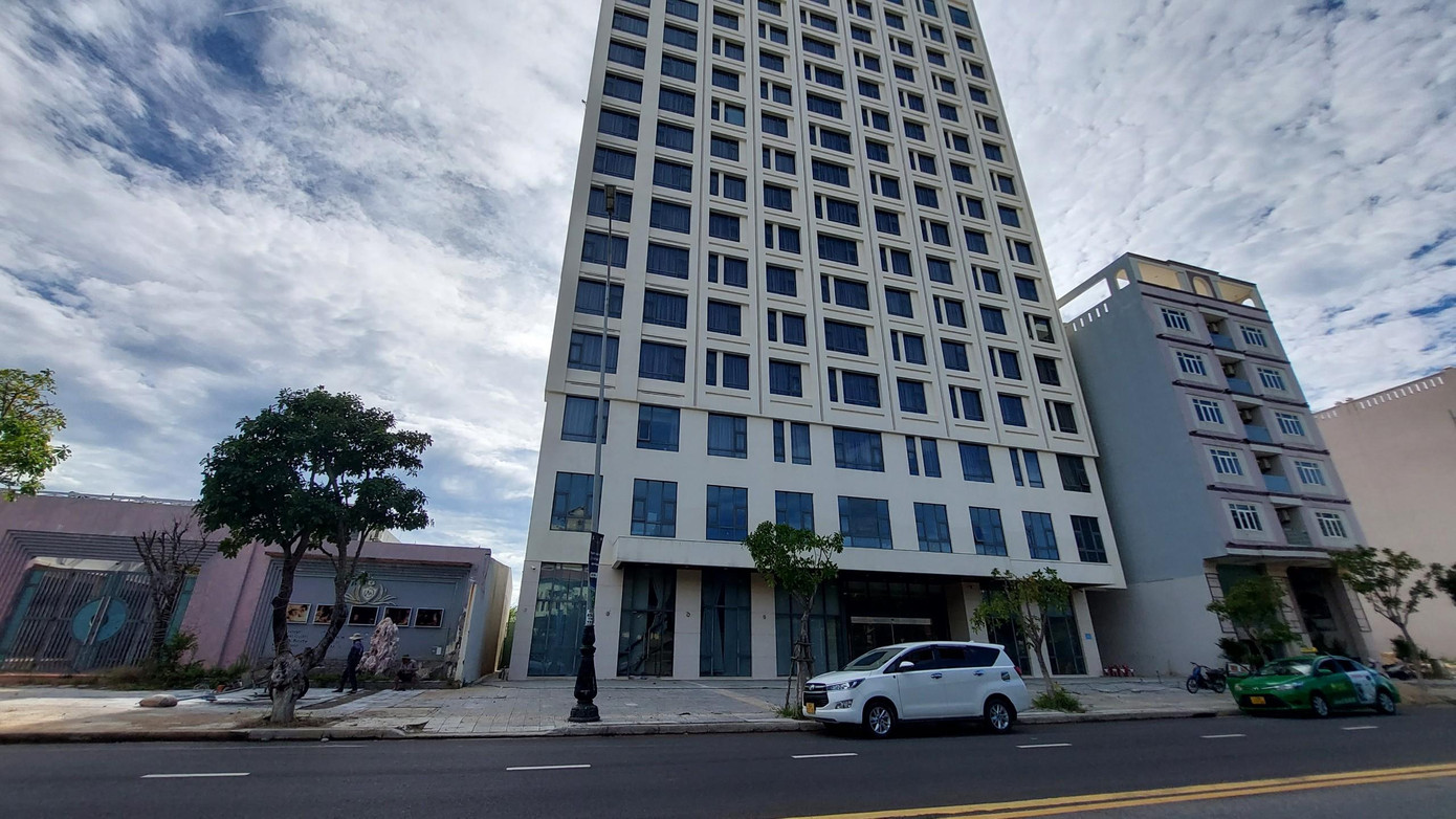 Một khách sạn lớn trên tuyến phố này đóng cửa suốt 2 năm qua vì không có khách. Toàn bộ nhân viên của khách sạn cũng phải nghỉ việc từ đó đến nay.