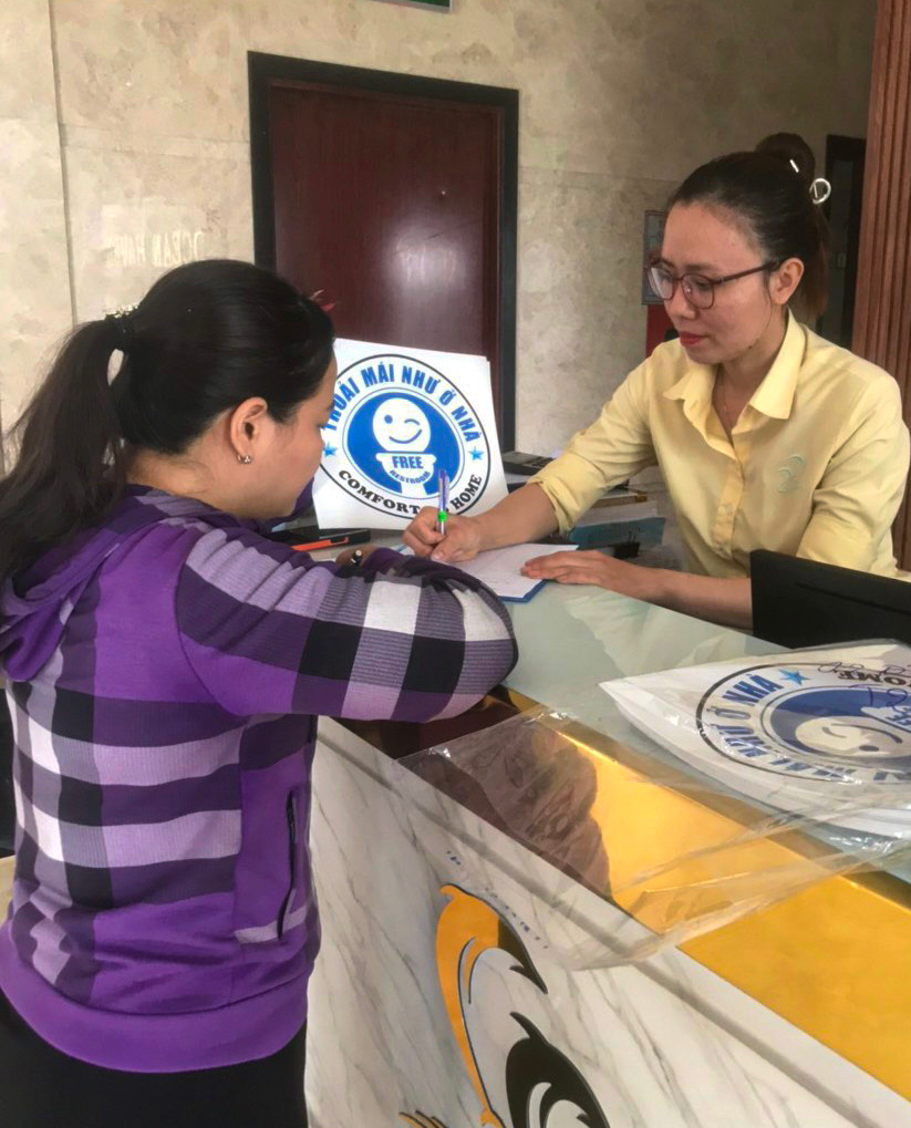 Những ngày qua, Phòng TN&MT quận Sơn Trà phối hợp với UBND các phường vận động ít nhất 50 chủ nhà hàng, khách sạn, cơ sở kinh doanh, dịch vụ trên địa bàn mở cửa nhà vệ sinh miễn phí cho du khách. Những ngày qua, Phòng TN&MT quận Sơn Trà phối hợp với UBND các phường vận động ít nhất 50 chủ nhà hàng, khách sạn, cơ sở kinh doanh, dịch vụ trên địa bàn mở cửa nhà vệ sinh miễn phí cho du khách.