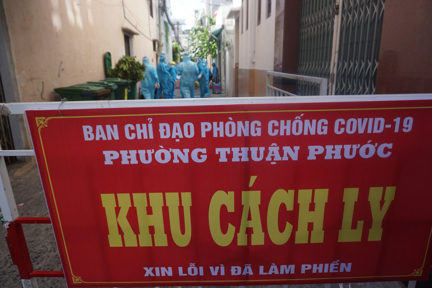 Thiết lập vùng cách ly y tế tại khu vực phát hiện các ca mắc COVID-19.