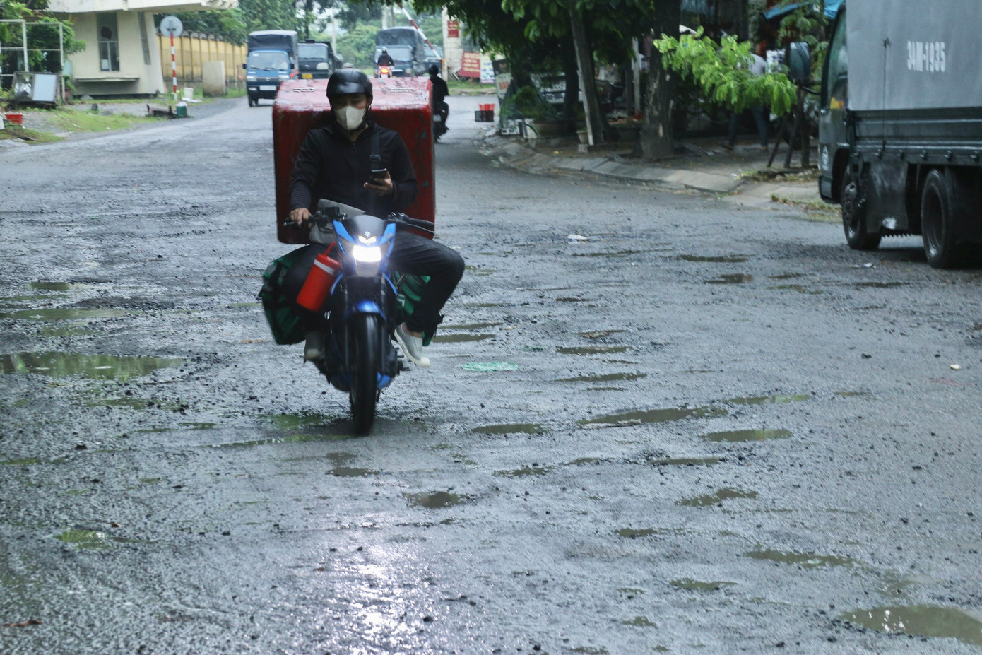 Đại úy Trần Viết Chinh - Phó Đội trưởng Đội Cảnh sát giao thông, trật tự (Công an quận Liên Chiểu) cho biết: Lực lượng chức năng thường xuyên tổ chức kiểm tra tại các tuyến đường có xe tải trọng lớn lưu thông trên địa bàn. Riêng tuyến đường Trần Đức, lực lượng đã xử phạt nhiều trường hợp vi phạm nhưng vẫn tái diễn.
