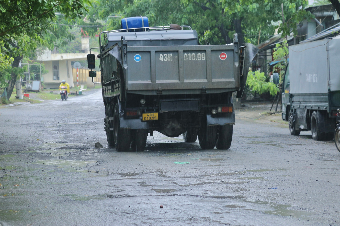 Thời gian qua, người dân sống dọc tuyến đường Trần Đức (phường Hòa Khánh Nam, quận Liên Chiểu, TP Đà Nẵng) bức xúc bởi hàng trăm lượt xe quá tải chở đá ra vào liên tục mỗi ngày khiến tuyến đường xuống cấp, hư hỏng nặng.