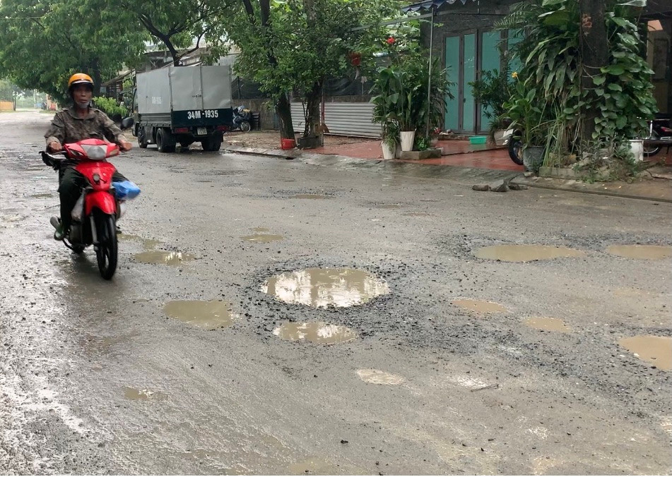 Tình trạng xe quá khổ quá tải chạy vào tuyến đường cấm gây ô nhiễm, hư hỏng tại tuyến đường Trần Đức không phải mới gần đây. Trước đó Công an quận Liên Chiểu đã nhiều lần ra quân tuần tra kiểm soát, xử lý nghiêm các hành vi vi phạm nhưng vẫn chưa chấm dứt được tình trạng này.