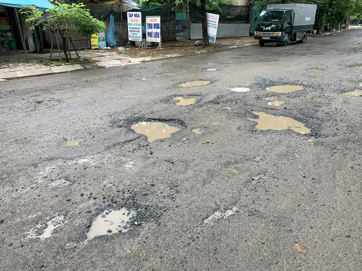 Nhiều đoạn đường bị xuống cấp, chi chít ổ voi, ổ gà gây nguy hiểm cho người tham gia giao thông.