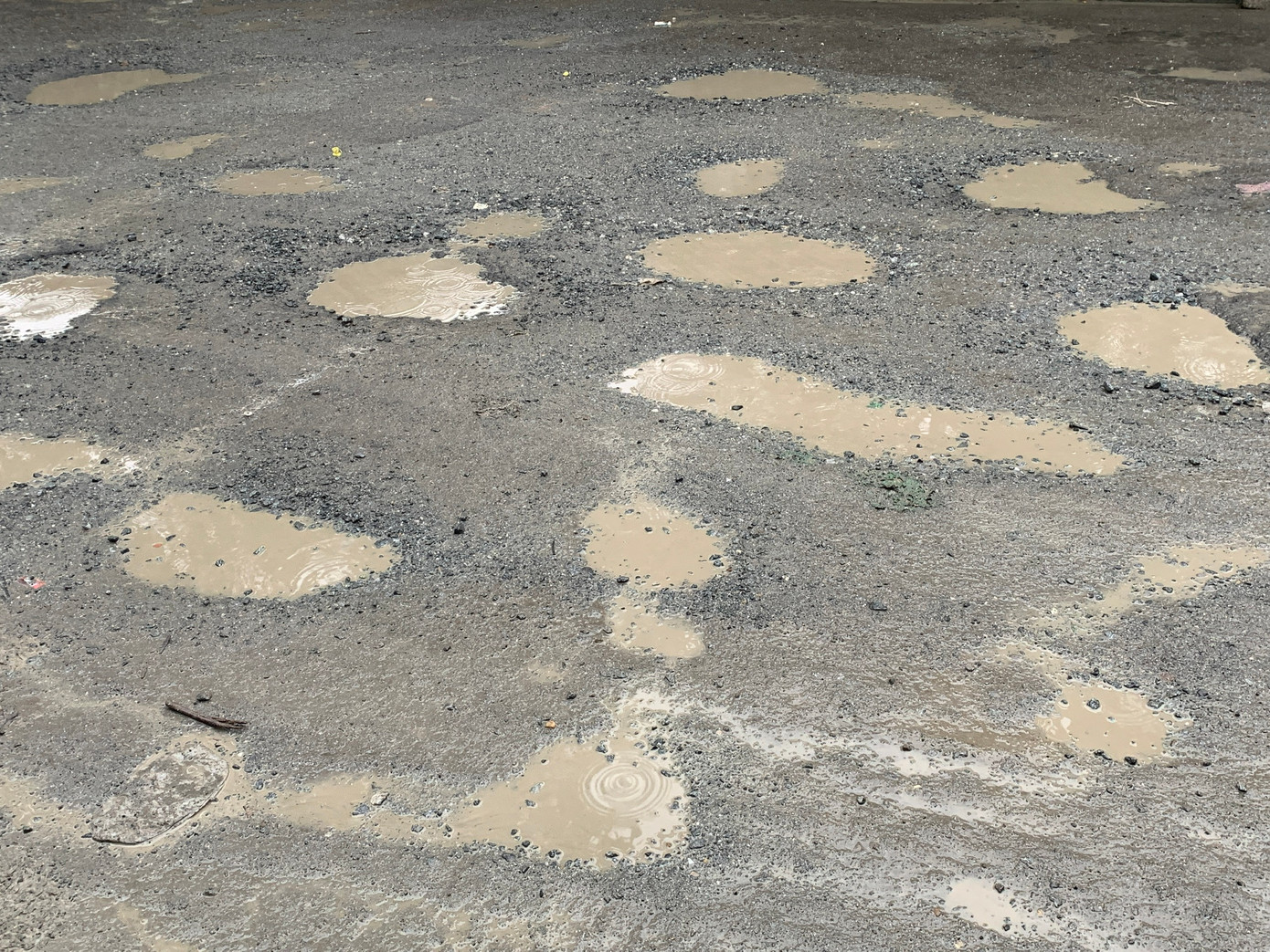 Nhiều đoạn đường bị xuống cấp, chi chít ổ voi, ổ gà gây nguy hiểm cho người tham gia giao thông.