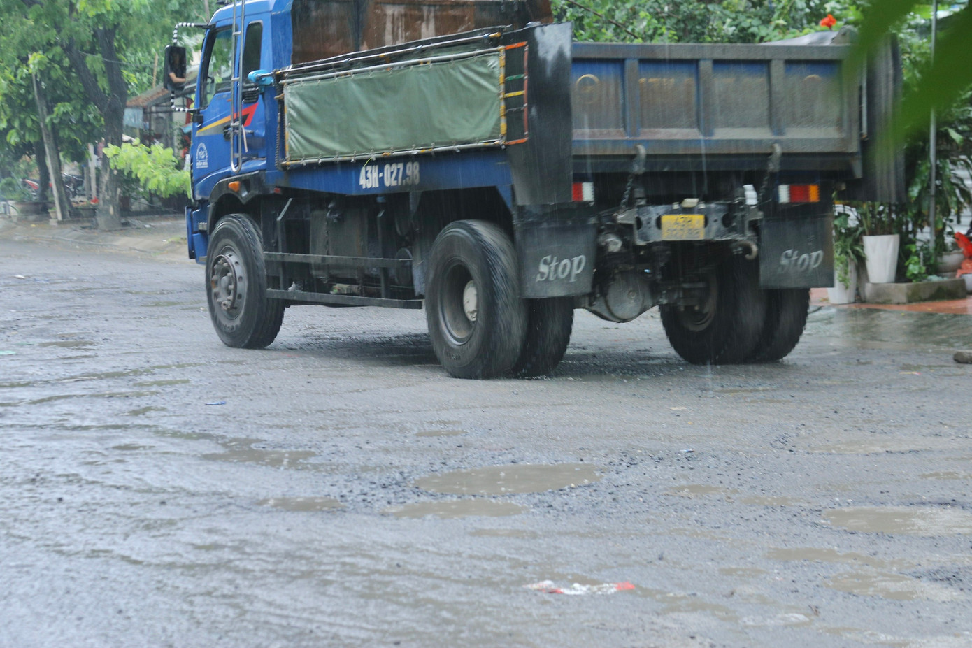 "Chúng tôi đã xử phạt nhiều trường hợp xe quá tải đi vào đường cấm, tuy nhiên tình trạng này vẫn xảy ra thường xuyên. Tới đây, công an quận sẽ chỉ đạo lực lượng tăng cường kiểm tra xử phạt xe vi phạm tải trọng đi vào tuyến đường này", Đại úy Chinh cho biết.