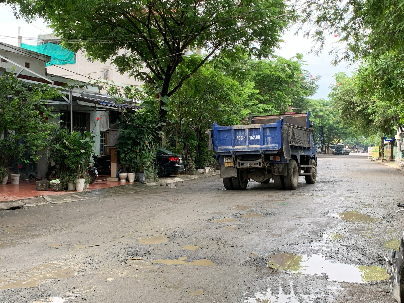 Bà Trần Thị Mai, người dân sống tại tổ 59 (phường Hòa Khánh Nam, quận Liên Chiểu, TP Đà Nẵng) cho biết: “Từ sáng đến tối xe tải lớn nhỏ chạy liên tục. Mặc dù có biển báo cấm xe 7,5 tấn lưu thông nhưng không có tác dụng, các hộ dân sống tại đây cũng nhiều lần phản ánh lên chính quyền nhưng đâu lại vào đó”.