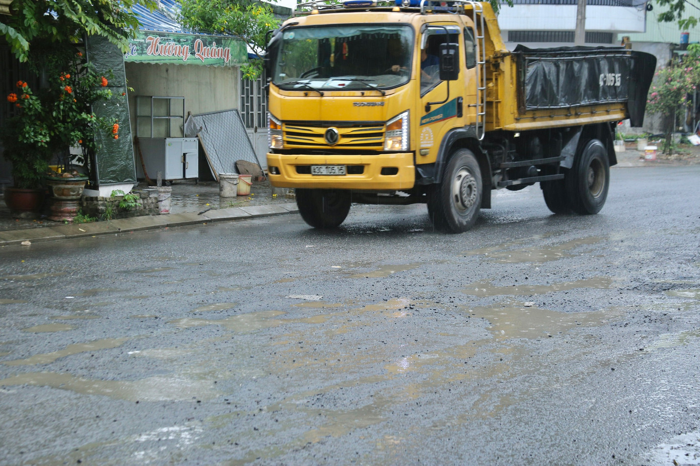 Ghi nhận của Tiền Phong, mặc dù tuyến đường Trần Đức (phường Hòa Khánh Nam) đã có biển cấm ô tô có trọng tải trên 7,5 tấn lưu thông nhưng thời gian qua tình trạng này vẫn xảy ra khiến nhiều người dân bức xúc. Đoạn đường gần 1km đã hư hỏng, xuống cấp nghiêm trọng khiến việc đi lại của người dân gặp nhiều khó khăn.
