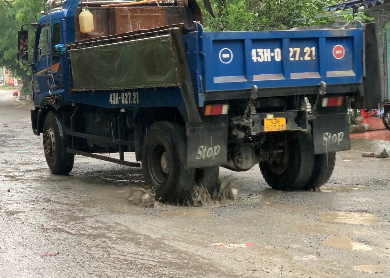 Theo phản ánh của người dân, thời gian qua họ phải sống cảnh nắng bụi bay mù mịt vào mùa nắng, lầy lội cả đoạn đường dài vào mùa mưa. Từng đoàn xe chở đá cứ thế nối đuôi nhau chạy khiến mặt đường chi chít ổ voi, ổ gà.