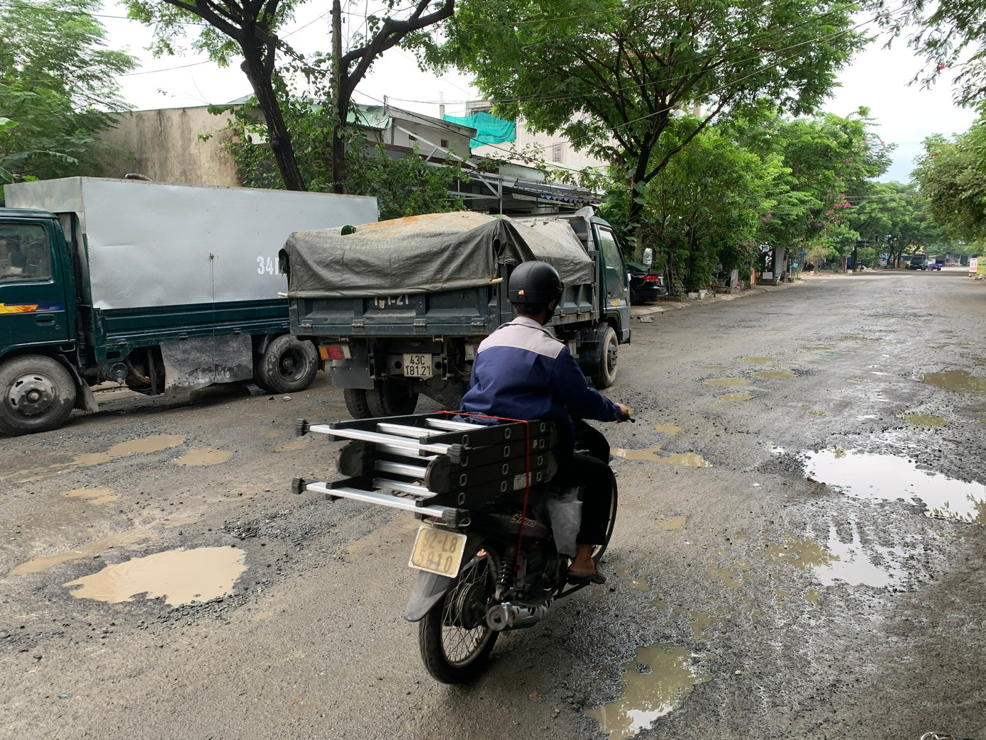 Ông Bùi Trung Khánh, Chủ tịch UBND phường Hoà Khánh Nam cho biết, địa phương đã nhận được nhiều phản ánh từ người dân về việc xe quá tải thường xuyên ra vào đường Trần Đức gây hư hỏng đường, tiềm ẩn nguy cơ mất an toàn giao thông. Tuy nhiên, việc xe trọng tải lớn vi phạm không thuộc thẩm quyền của địa phương.