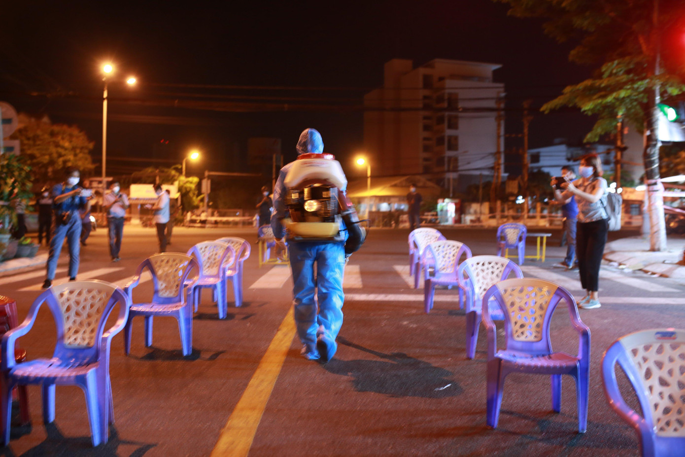 Trước đó, trong đêm 11/5, lực lượng chức năng quận Sơn Trà cũng đã tiến hành phun khử khuẩn tại các khu vực xung quanh và tiến hành lấy mẫu xét nghiệm cho các công nhân, nhân viên làm việc trong khu công nghiệp An Đồn.