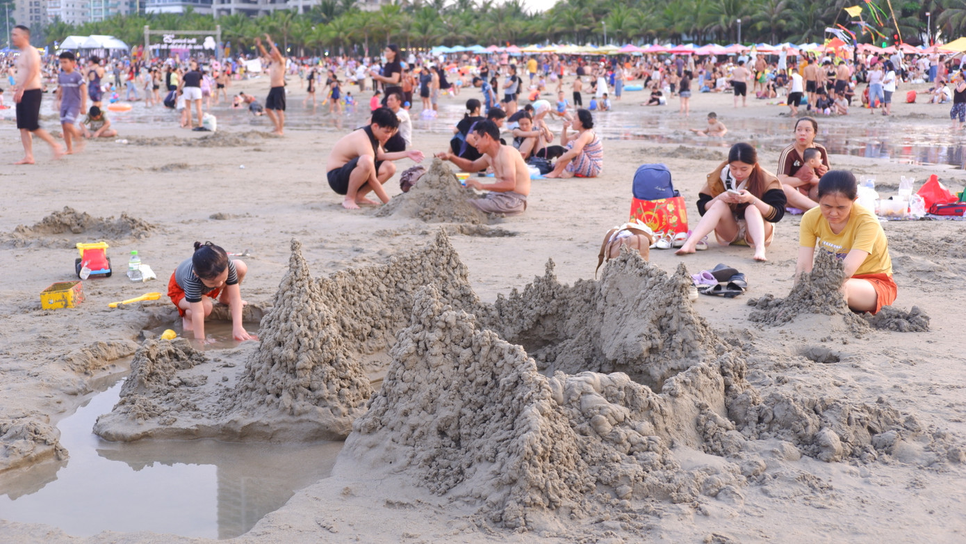 Nhiều người kéo nhau ra biển chơi từ chiều đến tối.