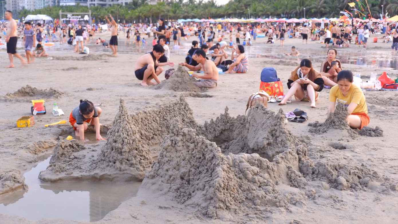 Nhiều người kéo nhau ra biển chơi từ chiều đến tối.