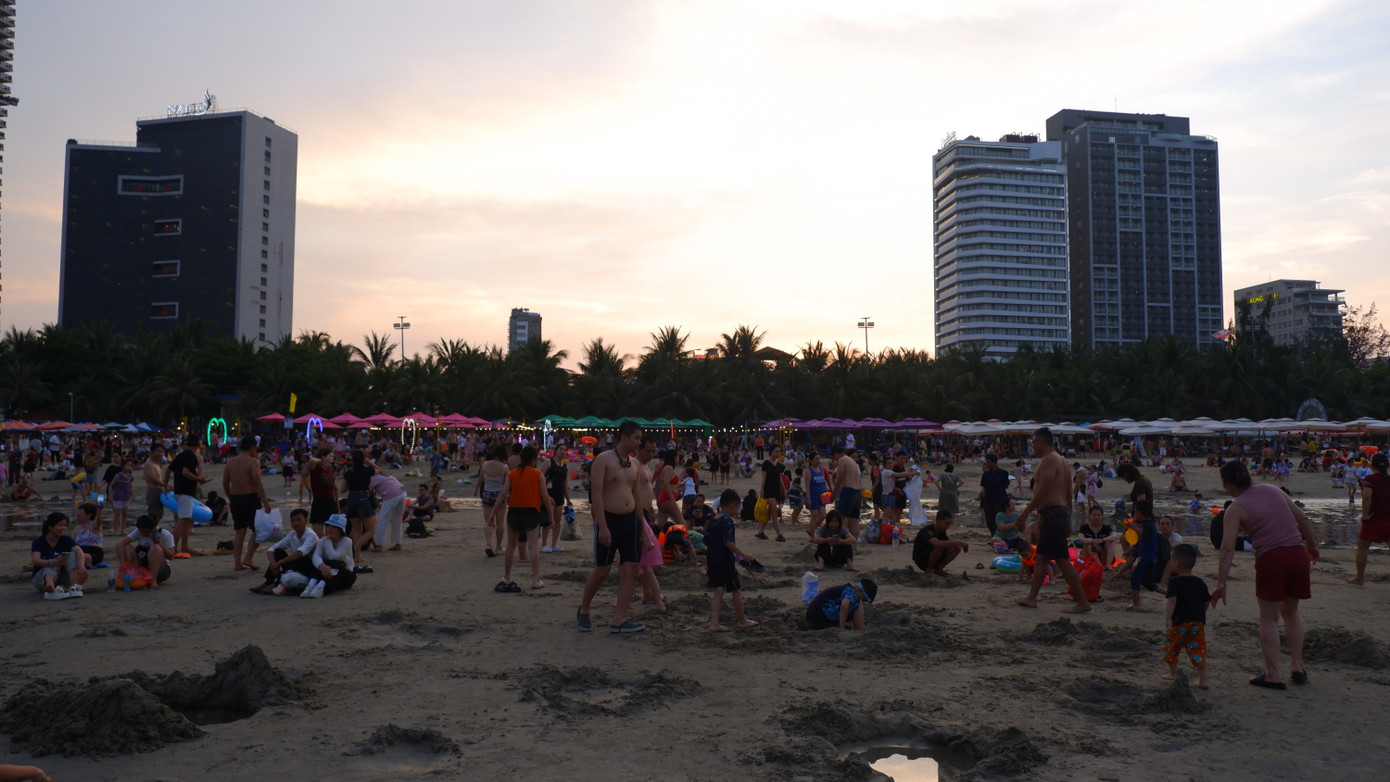 Trời nhá nhem tối, nhưng các bãi biển Đà Nẵng vẫn đông người tắm, vui chơi.