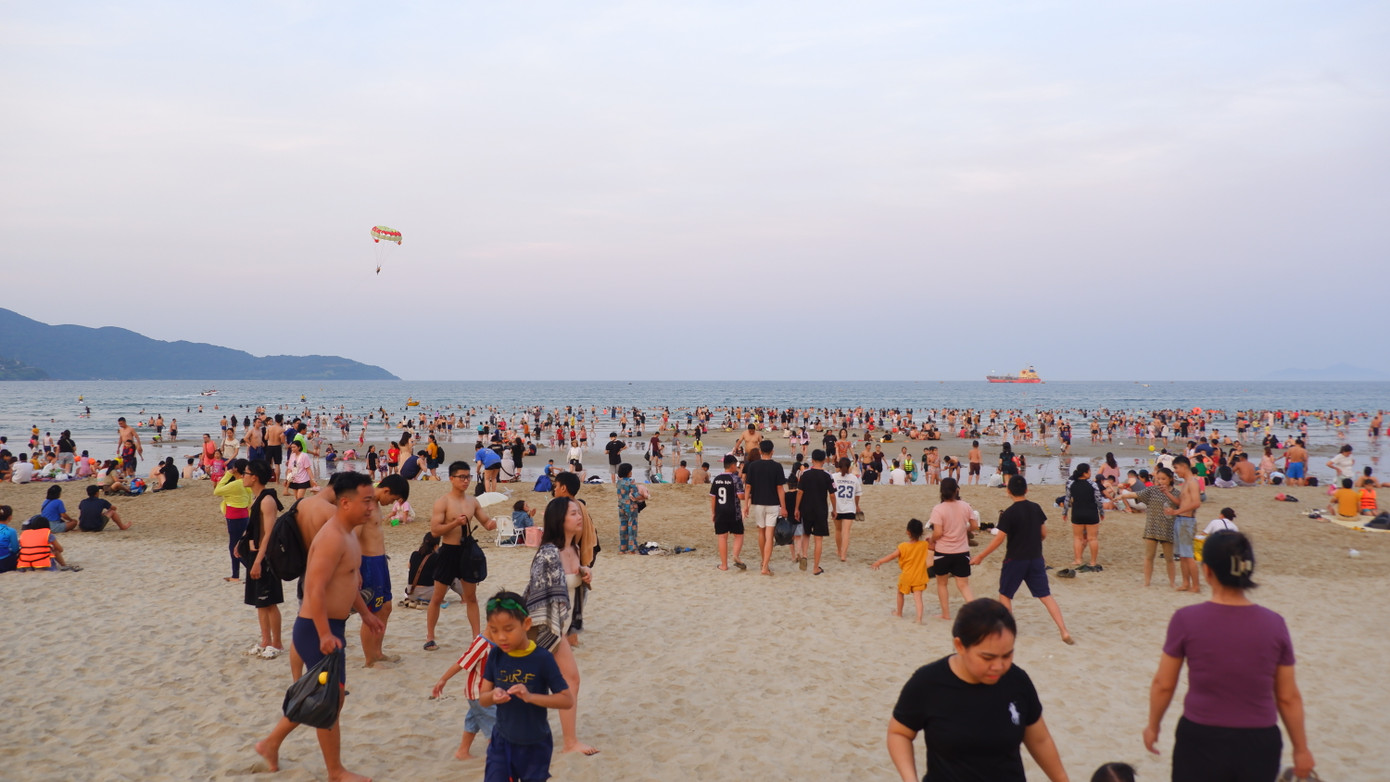 Đây được cho là bãi biển sạch, đẹp nên thu hút rất đông người du lịch, tắm biển.