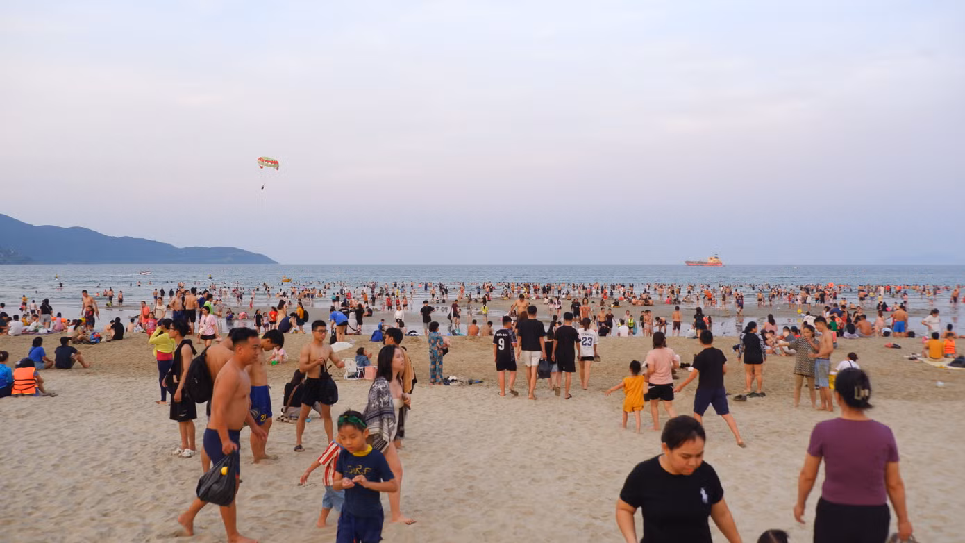 Đây được cho là bãi biển sạch, đẹp nên thu hút rất đông người du lịch, tắm biển.