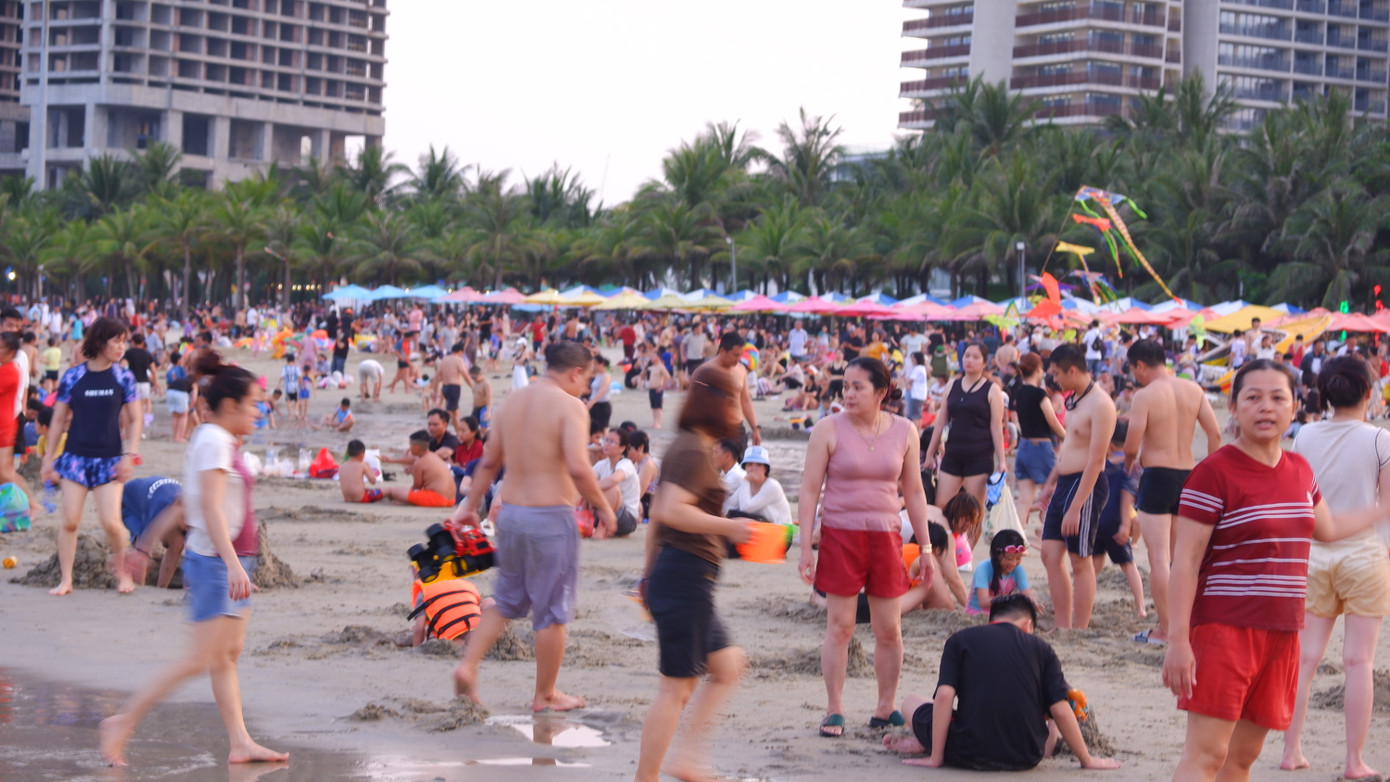 Các bãi biển đều chật kín.