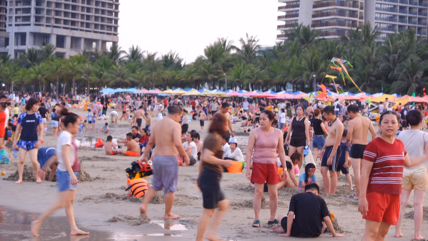 Các bãi biển đều chật kín.