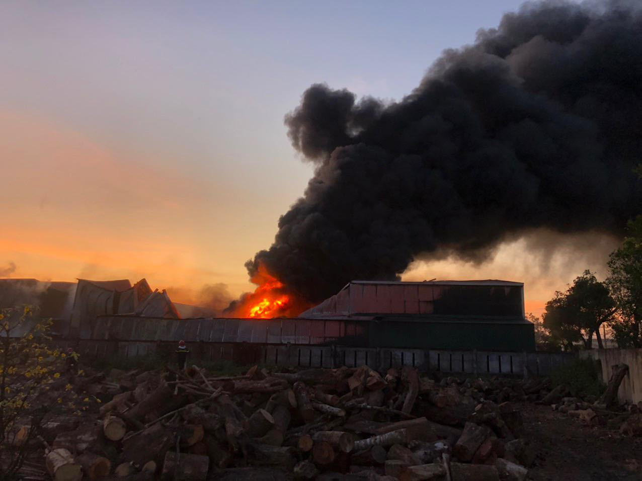 Cột khói đen cao hàng chục mét tại hiện trường vụ cháy.