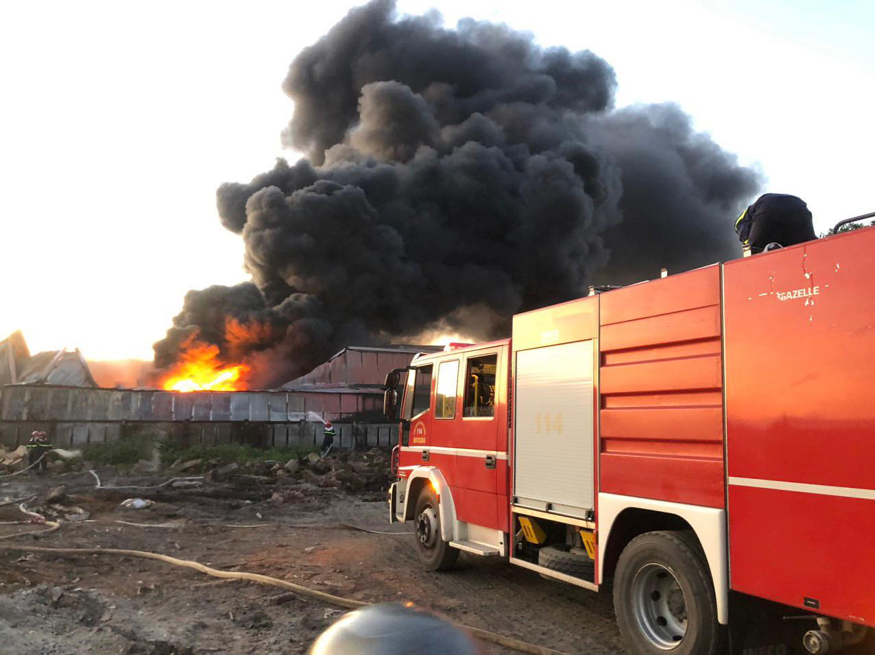 Nhà máy sản xuất bao bì ở Quảng Ngãi cháy dữ dội ảnh 1