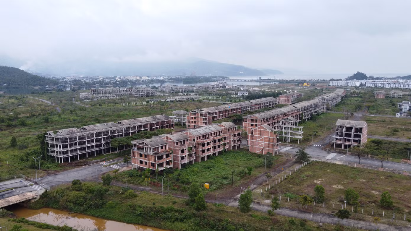 Dự án do Công ty CP Trung Nam (Trungnam Land) làm chủ đầu tư. Theo Kết luận của Thanh tra Chính phủ, tại dự án có hàng loạt vi phạm liên quan tới giao đất, cho thuê đất, cấp phép đầu tư không đúng quy định. Cụ thể, UBND TP Đà Nẵng đã cấp giấy chứng nhận đăng ký đầu tư cho dự án nhưng chưa lập thủ tục trình Thủ tướng cho phép theo quy định. Tuy nhiên, TP Đà Nẵng đã cấp sổ hồng cho hàng trăm ha tại dự án và Trungnam Land cũng bán nhiều biệt thự, nhà phố.... Đến nay chủ đầu tư đã nhiều lần kiến nghị địa phương gỡ vướng tại dự án.