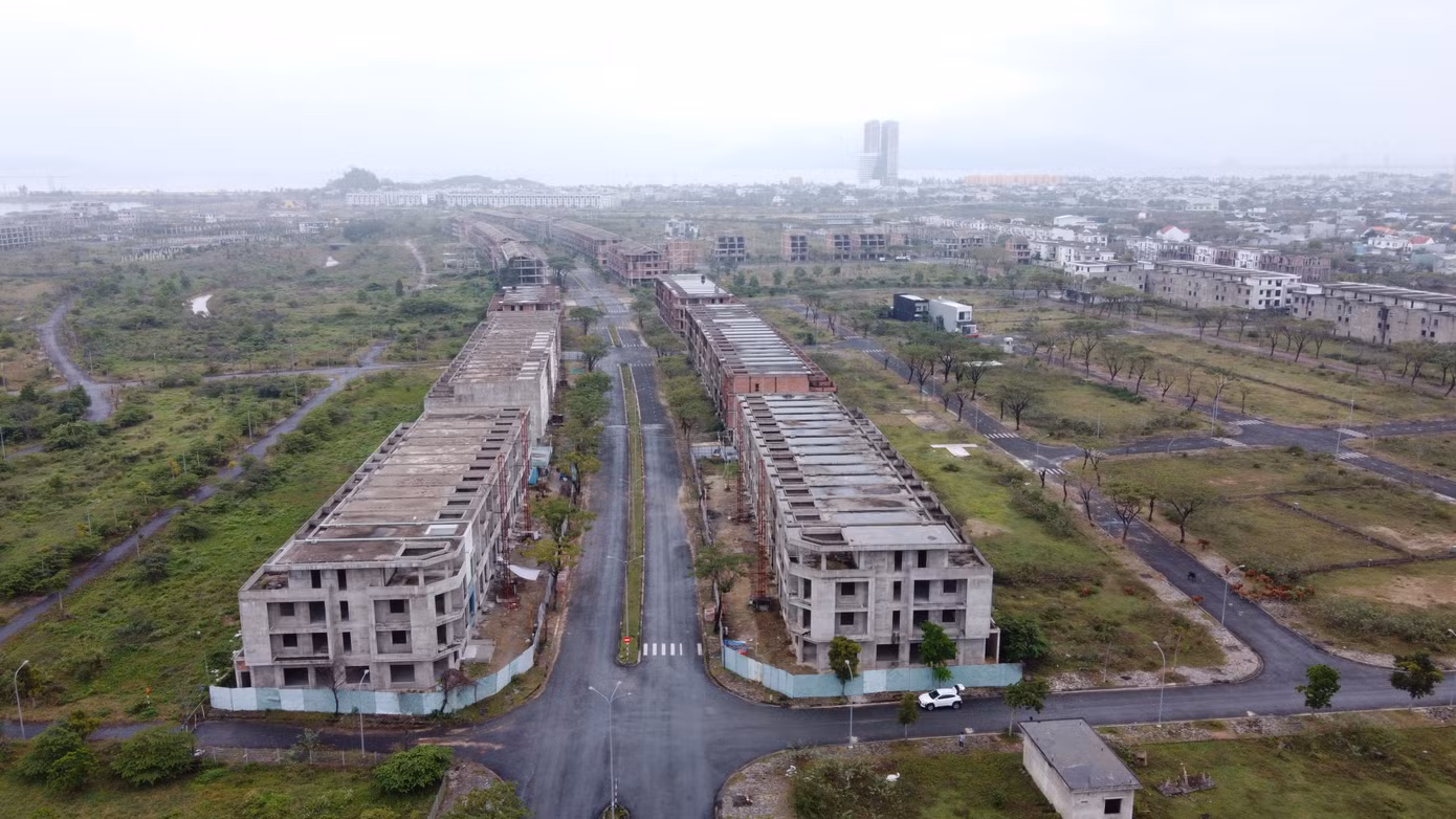 Cảnh bỏ hoang dự án có tổng vốn đầu tư hơn 4.447 tỷ đồng nhiều năm liền khiến nhiều người không khỏi xót xa. Quy mô dự án có 485 căn biệt thự đơn lập, diện tích từ 500-1.000m2 và 360 biệt thự song lập, diện tích từ 300-600m2. Hiện phần lớn các căn biệt thự này đang xây dang dở phần thô rồi bỏ hoang nhiều năm nay.