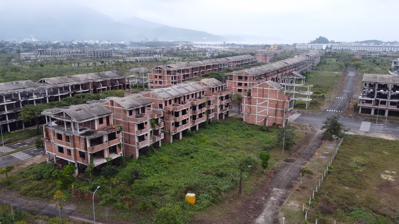 Mới đây, ngày 9/2, Thủ tướng Chính phủ Phạm Minh Chính và đoàn công tác đã có cuộc làm việc với Ban Thường vụ Thành ủy Đà Nẵng. Tại buổi làm việc, lãnh đạo TP Đà Nẵng đã tiếp kiến nghị một số nội dung trong đó có các dự án lớn đang vướng các kết luận thanh tra, kiểm tra và bản án. Thủ tướng Phạm Minh Chính cho biết: Ban Thường vụ Đảng ủy Quốc hội và Ban Thường vụ Đảng ủy Chính phủ đã thống nhất việc xử lý nhiều nội dung. Đề nghị TP Đà Nẵng tiếp tục khẩn trương rà soát các dự án tồn đọng theo Kết luận 77 của Bộ Chính trị và các công điện, chỉ đạo của Thủ tướng
