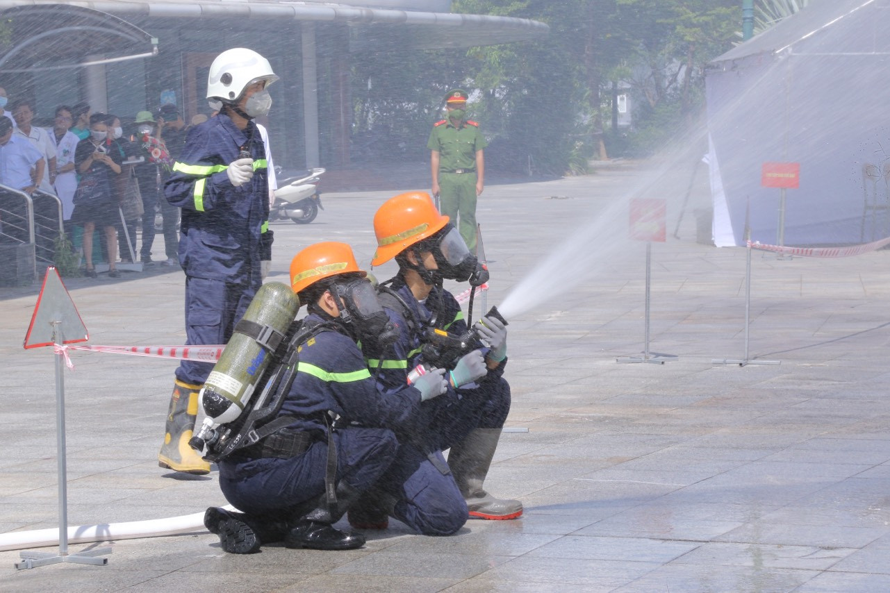 Phun nước dập tắt lửa tại hiện trường sự cố giả định.