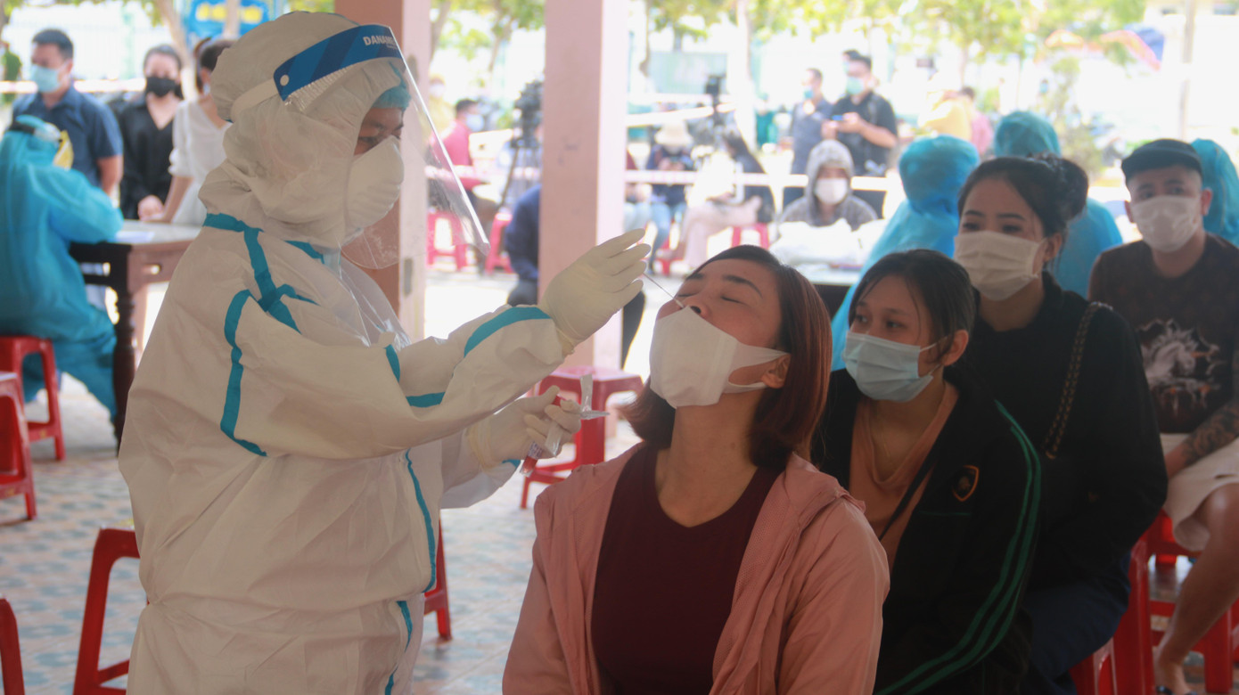 Lấy mẫu xét nghiệm cho các đối tượng có nguy cơ lây nhiễm COVID-19 ở Đà Nẵng.