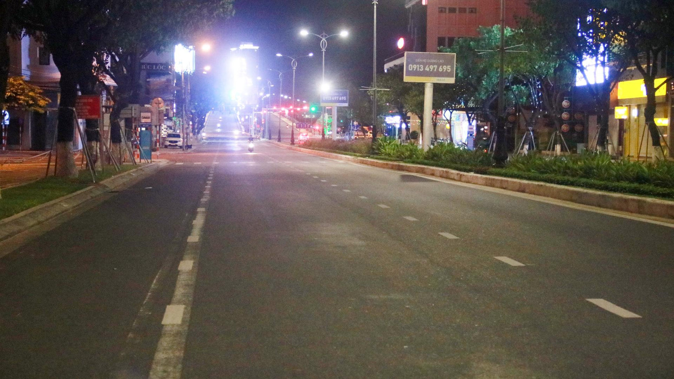 Đường Nguyễn Văn Linh con đường kinh doanh thương mại, tài chính sầm uất bậc nhất TP Đà Nẵng vắng bóng người qua lại. Đường Nguyễn Văn Linh con đường kinh doanh thương mại, tài chính sầm uất bậc nhất TP Đà Nẵng vắng bóng người qua lại.