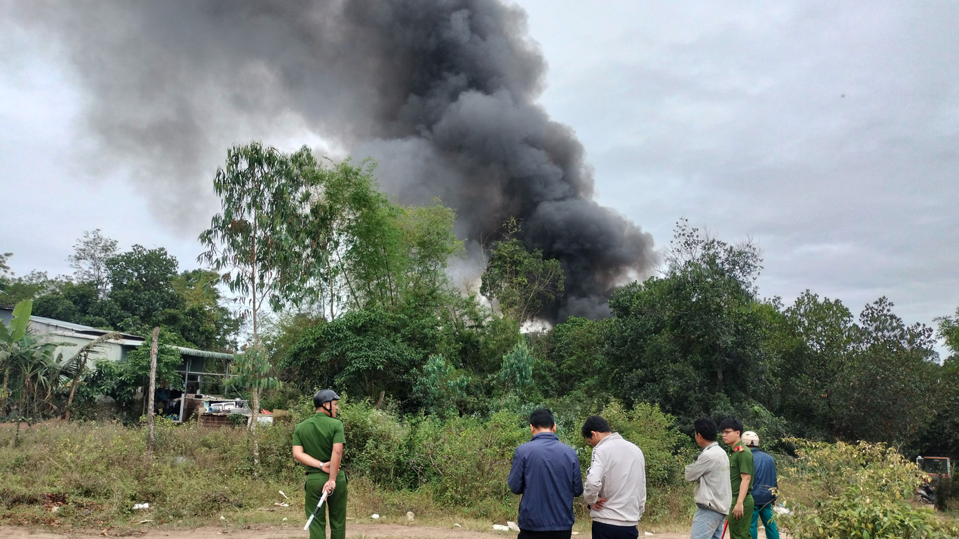 Lực lượng chức năng bảo vệ hiện trường tại khu vực quanh đám cháy.