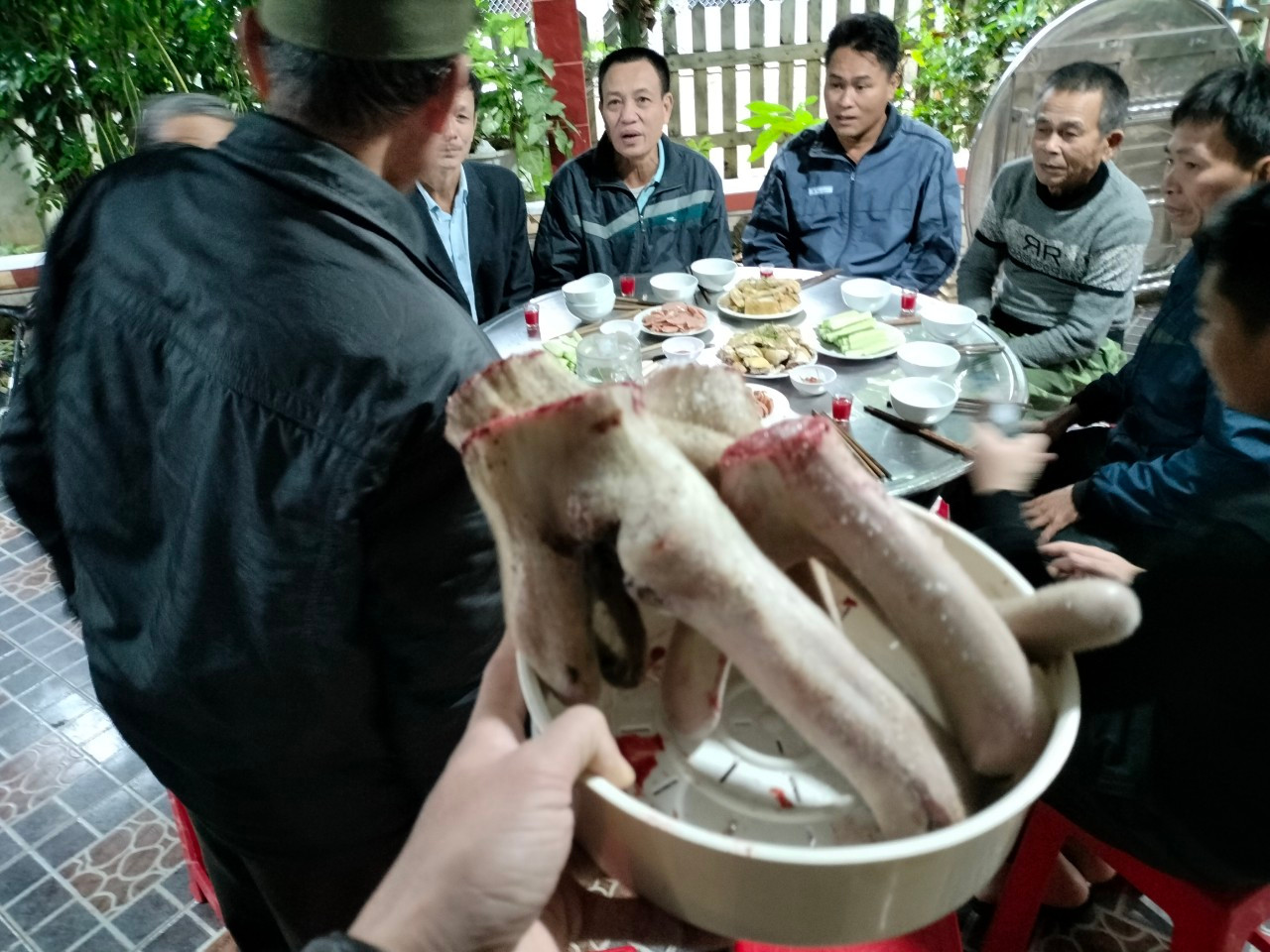 Gia chủ chuẩn bị mâm tiệc đơn sơ để mừng cắt lộc nhung đầu năm. Mọi người cùng vui vẻ nâng ly chúc gia đình năm mới sẽ làm ăn phát đạt, cây trồng, vật nuôi phát triển, khỏe mạnh và bội thu.