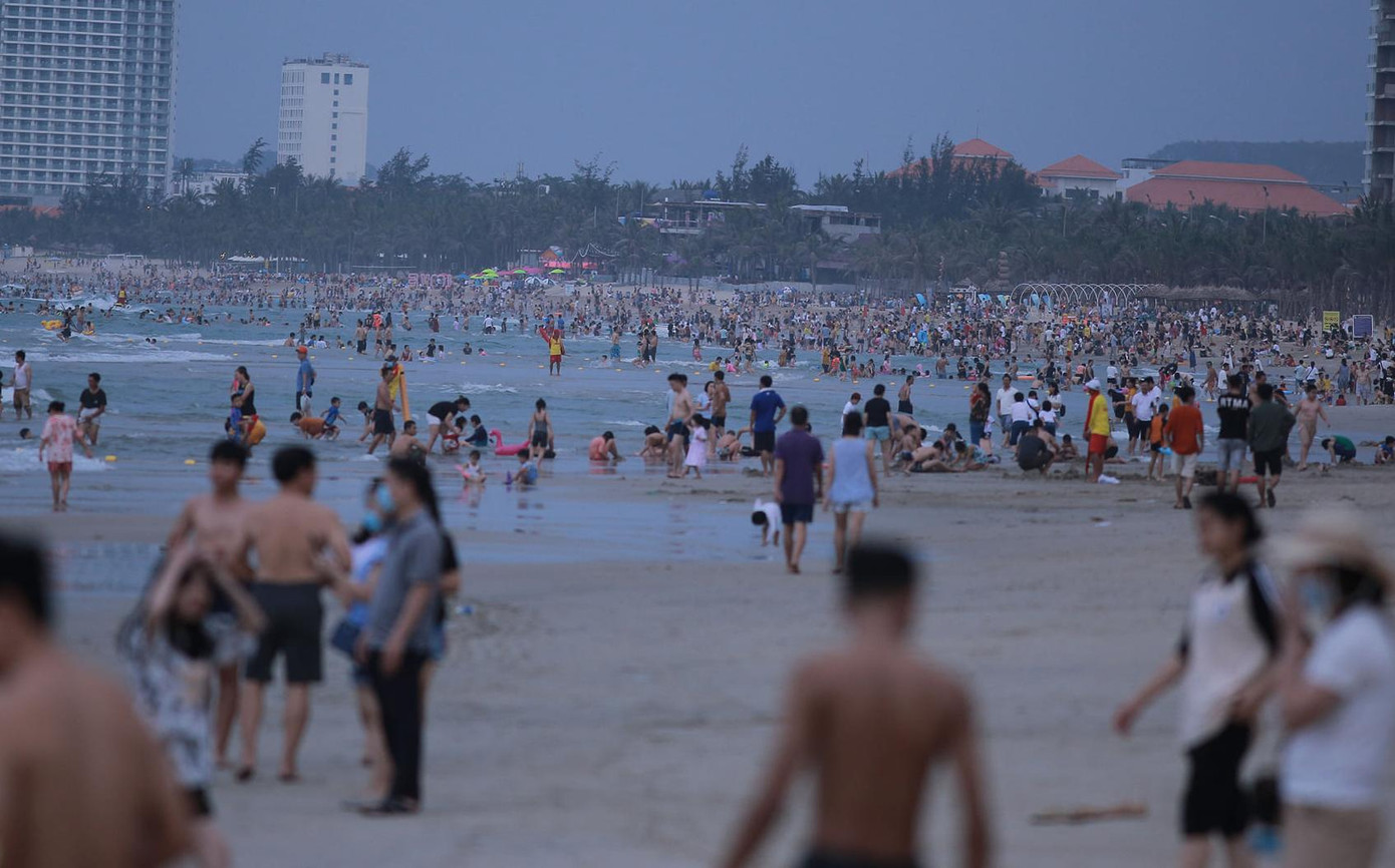 Bãi biển Đà Nẵng vắng vẻ sau những ngày đông nghịt người ảnh 11