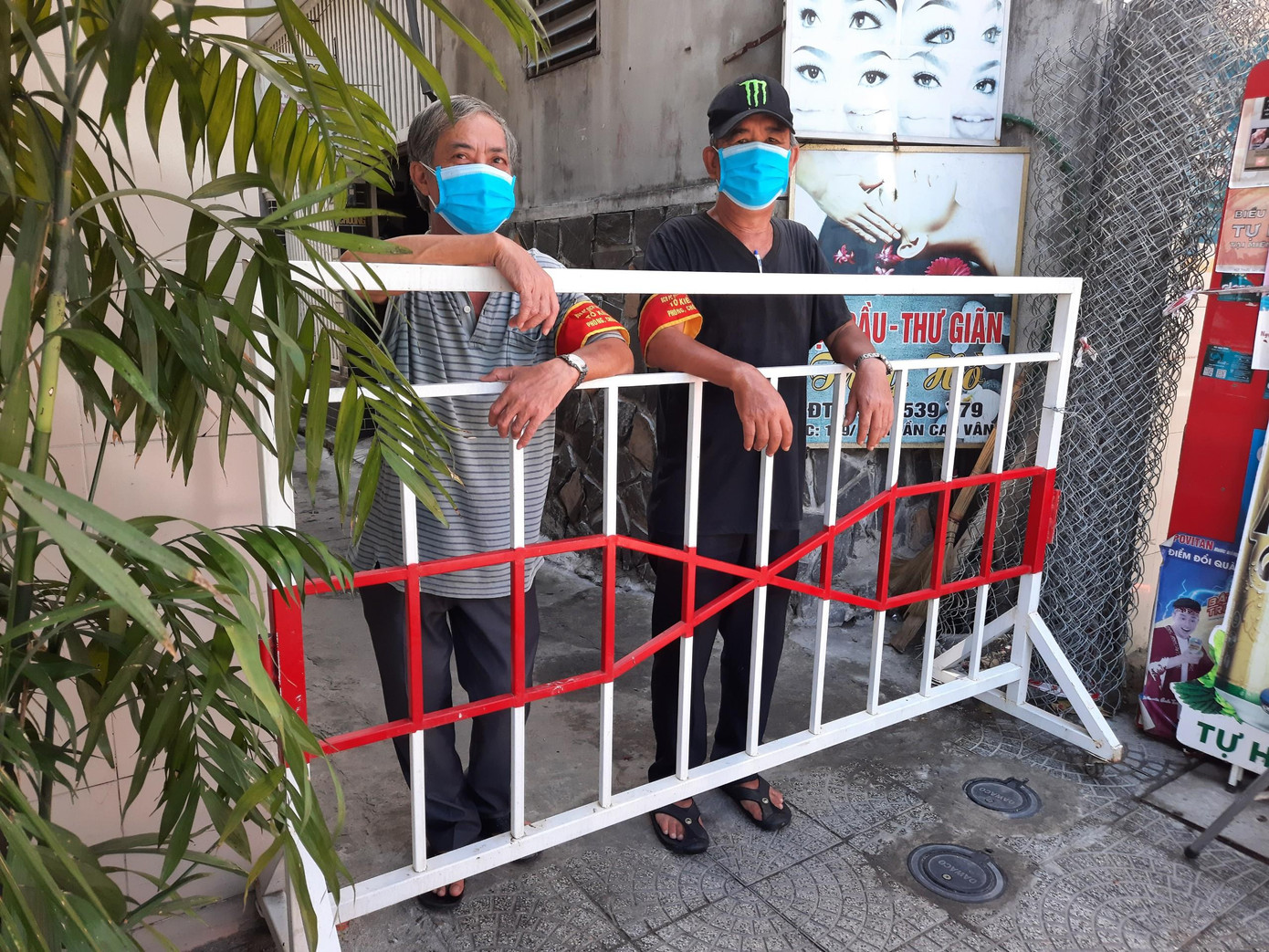 Tổ COVID-19 cộng đồng làm nhiệm vụ tại một kiệt, hẻm trên đường Trần Cao Vân.