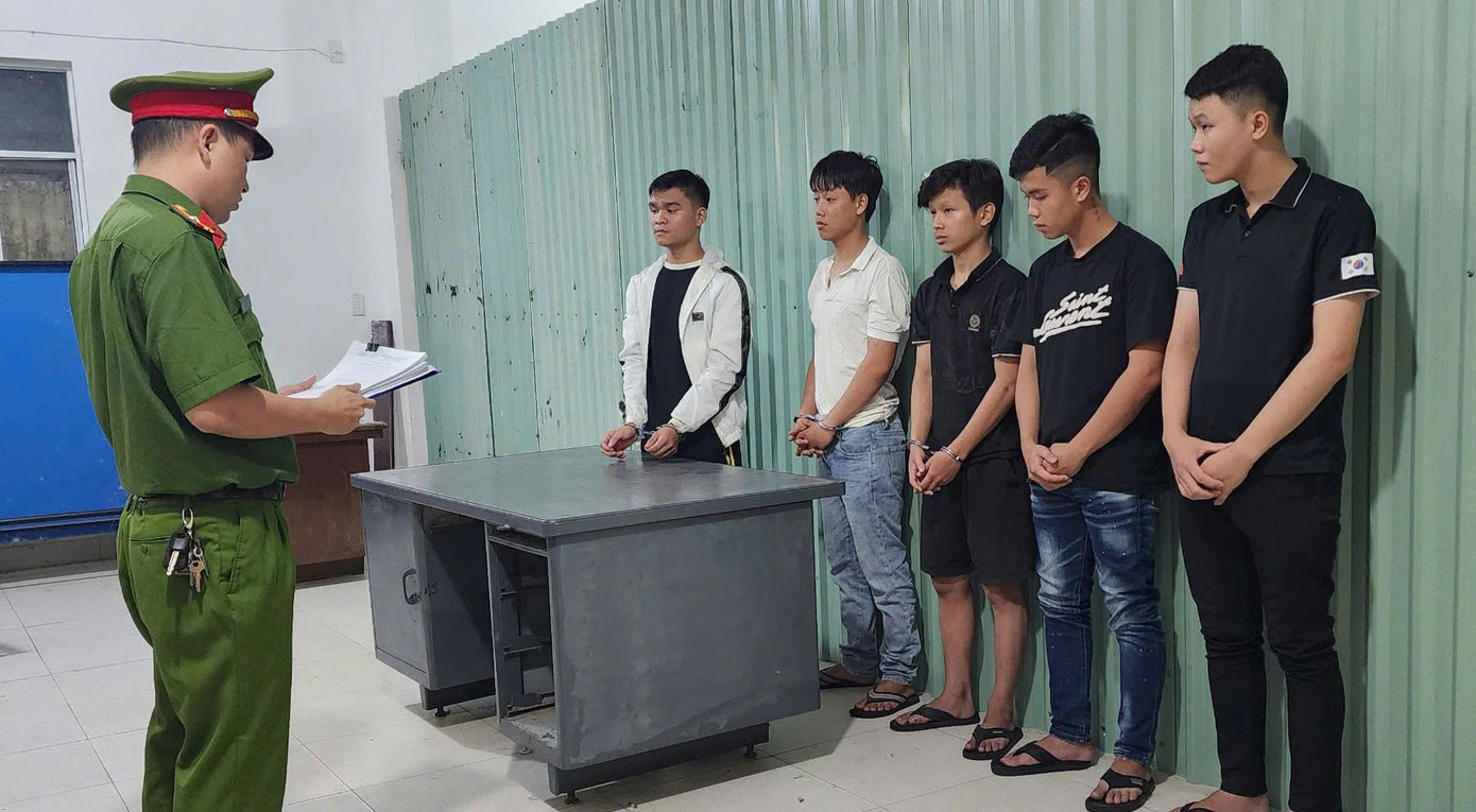 Các đối tượng tại cơ quan công an.