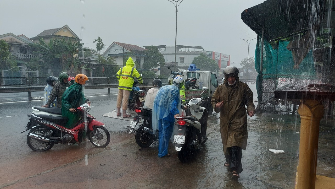 Trong khi đó, lực lượng CSGT được yêu cầu túc trực để hỗ trợ người dân di chuyển xe máy qua đoạn đường ngập sâu, đảm bảo an toàn tính mạng và tài sản của nhân dân. Trong khi đó, lực lượng CSGT được yêu cầu túc trực để hỗ trợ người dân di chuyển xe máy qua đoạn đường ngập sâu, đảm bảo an toàn tính mạng và tài sản của nhân dân.