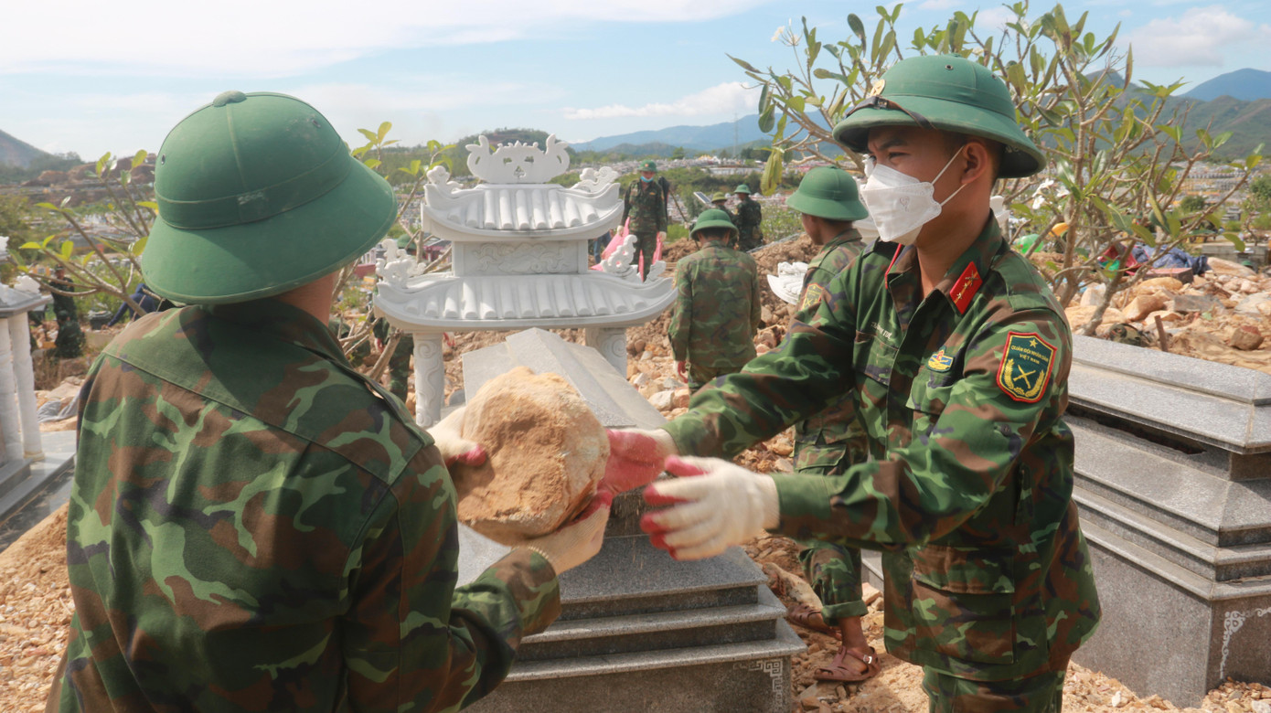 Từng viên đá được các chiến sĩ chuyền tay nhau đưa ra khỏi khu vực sạt lở. Từng viên đá được các chiến sĩ chuyền tay nhau đưa ra khỏi khu vực sạt lở.