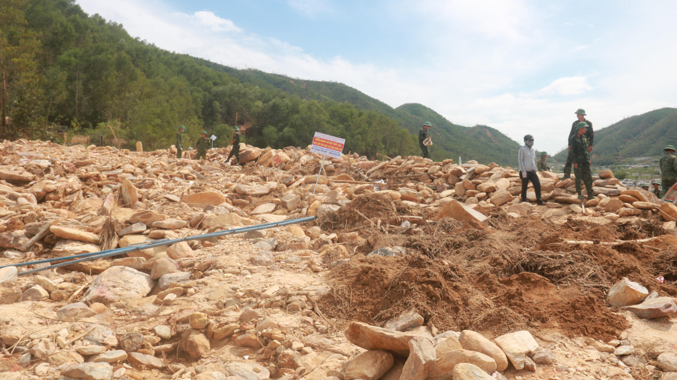 Một điểm sạt lở san bằng tất cả, nhiều ngôi mộ bị vùi lấp. Một điểm sạt lở san bằng tất cả, nhiều ngôi mộ bị vùi lấp.