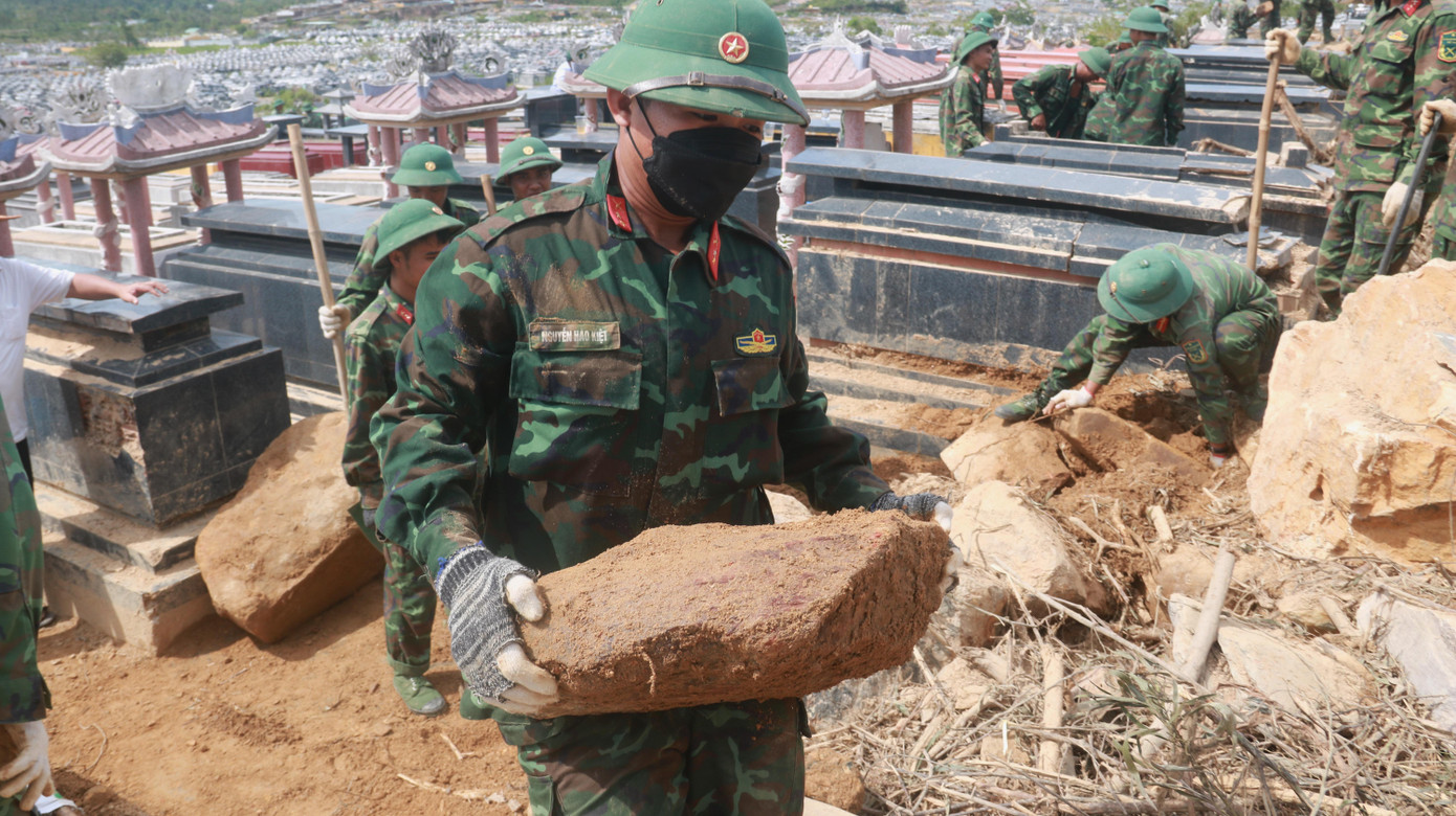 Một tảng đá lớn được khiêng ra khỏi khu vực sạt lở. Một tảng đá lớn được khiêng ra khỏi khu vực sạt lở.