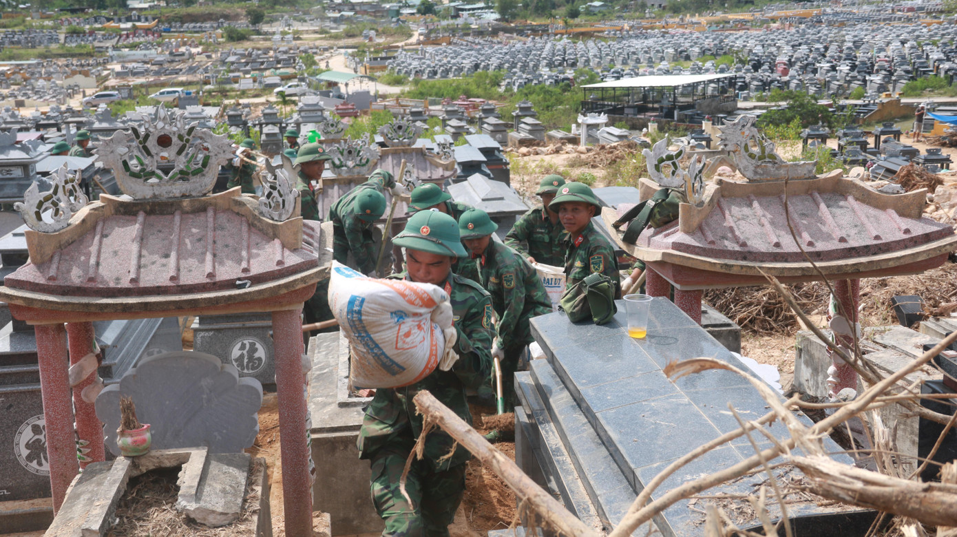 Có tất cả 6 điểm sạt lở, ước tính hơn 15.700m3 đất đá phủ lấp diện tích khoảng 22.243m2. Có tất cả 6 điểm sạt lở, ước tính hơn 15.700m3 đất đá phủ lấp diện tích khoảng 22.243m2.