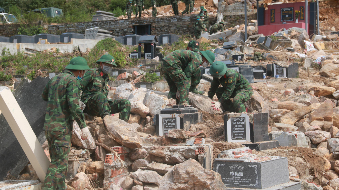 Các cán bộ, chiến sĩ phải dùng tay bốc dỡ từng hòn đá, viên gạch để tìm kiếm những ngôi mộ dưới những đổ nát. Các cán bộ, chiến sĩ phải dùng tay bốc dỡ từng hòn đá, viên gạch để tìm kiếm những ngôi mộ dưới những đổ nát.