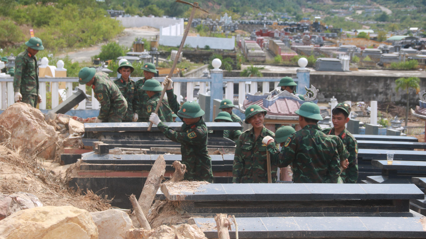 Thấu hiểu nỗi đau của người dân khi mộ phần của thân nhân bị vùi lấp, các cán bộ chiến sĩ làm việc xuyên ngày, giữa nắng nóng. Trong khó khăn, mất mát tình quân - dân càng thêm khăng khít Thấu hiểu nỗi đau của người dân khi mộ phần của thân nhân bị vùi lấp, các cán bộ chiến sĩ làm việc xuyên ngày, giữa nắng nóng. Trong khó khăn, mất mát tình quân - dân càng thêm khăng khít